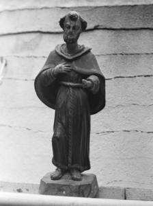 850919 Afbeelding van een heiligenbeeldje (vermoedelijk St. Franciscus) in de tuin van het Provincialaat van de Orde ...